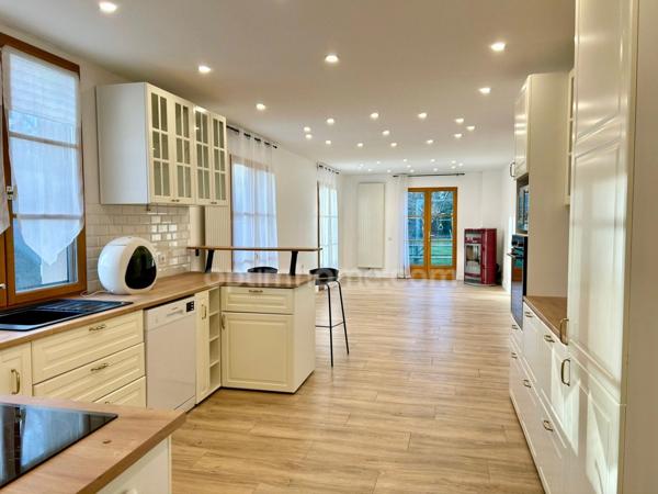Maison individuelle – vie de plain-pied – 5 chambres + bureau, grenier aménageable et studio indépendant – Fort potentiel à Bazeilles (08), proche Belgique