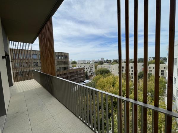 Grand T5 avec Terrasse sans vis-à-vis et Parkings - Proche tram