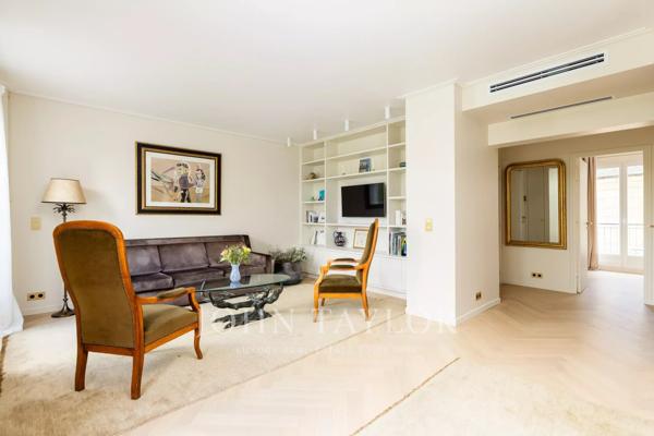 Bel appartement avec vue dégagée sur la Seine et les jardins de l'Hôtel de Sens