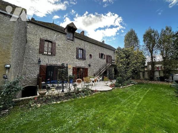 Maison d'habitation comprenant au rez-de-chaussée une entrée desservant un bureau, une chambre....