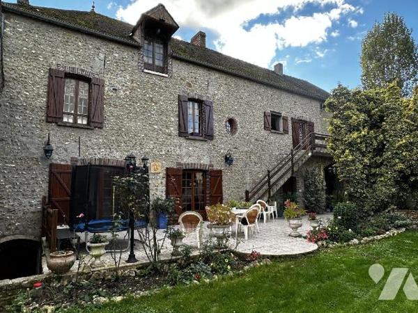 Maison d'habitation comprenant au rez-de-chaussée une entrée desservant un bureau, une chambre....