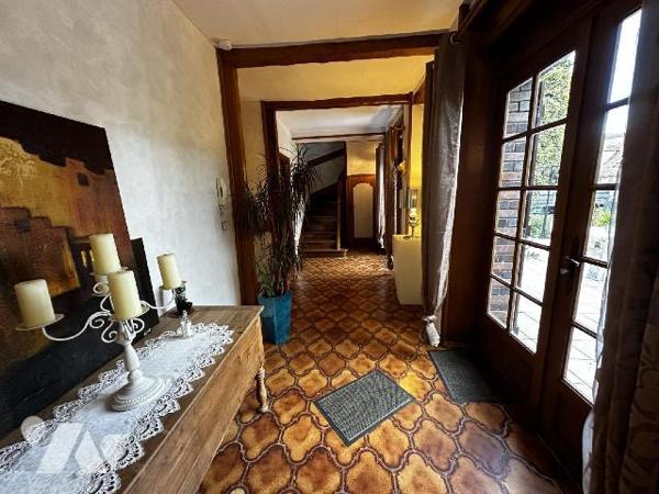 Maison d'habitation comprenant au rez-de-chaussée une entrée desservant un bureau, une chambre....