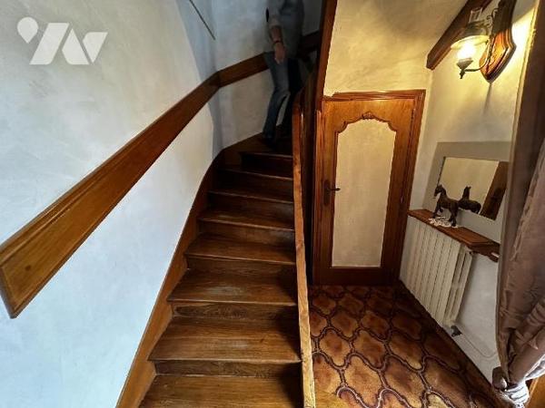 Maison d'habitation comprenant au rez-de-chaussée une entrée desservant un bureau, une chambre....