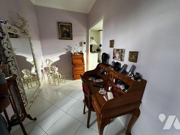 Maison d'habitation comprenant au rez-de-chaussée une entrée desservant un bureau, une chambre....