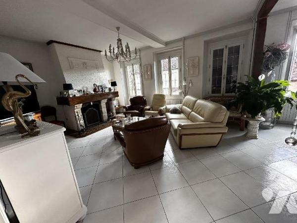 Maison d'habitation comprenant au rez-de-chaussée une entrée desservant un bureau, une chambre....