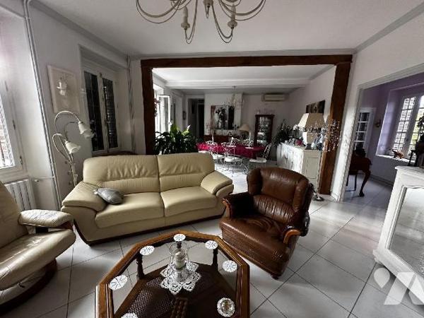 Maison d'habitation comprenant au rez-de-chaussée une entrée desservant un bureau, une chambre....