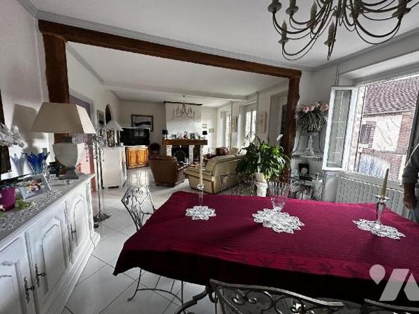 Maison d'habitation comprenant au rez-de-chaussée une entrée desservant un bureau, une chambre....