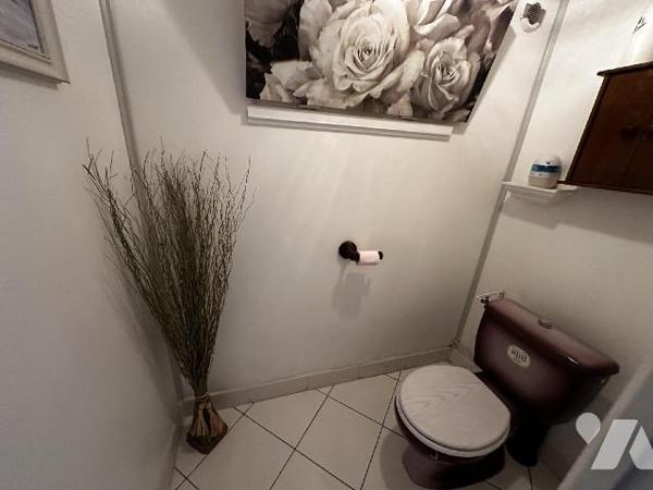 Maison d'habitation comprenant au rez-de-chaussée une entrée desservant un bureau, une chambre....