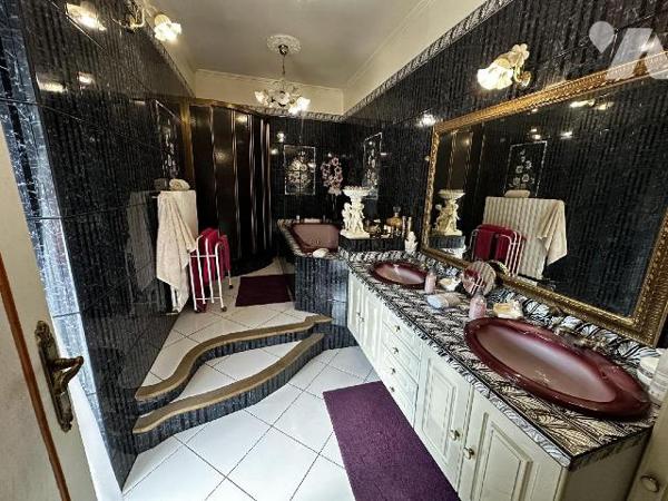 Maison d'habitation comprenant au rez-de-chaussée une entrée desservant un bureau, une chambre....