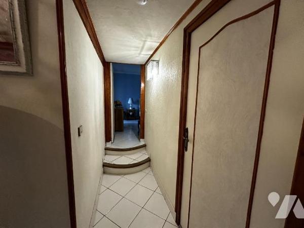 Maison d'habitation comprenant au rez-de-chaussée une entrée desservant un bureau, une chambre....