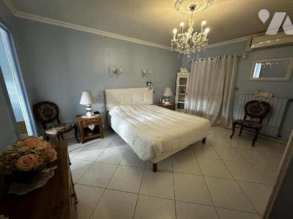 Maison d'habitation comprenant au rez-de-chaussée une entrée desservant un bureau, une chambre....