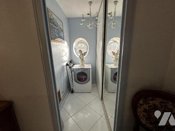 Maison d'habitation comprenant au rez-de-chaussée une entrée desservant un bureau, une chambre....