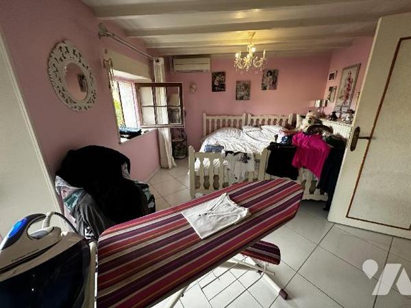 Maison d'habitation comprenant au rez-de-chaussée une entrée desservant un bureau, une chambre....