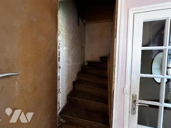 Maison d'habitation comprenant au rez-de-chaussée une entrée desservant un bureau, une chambre....