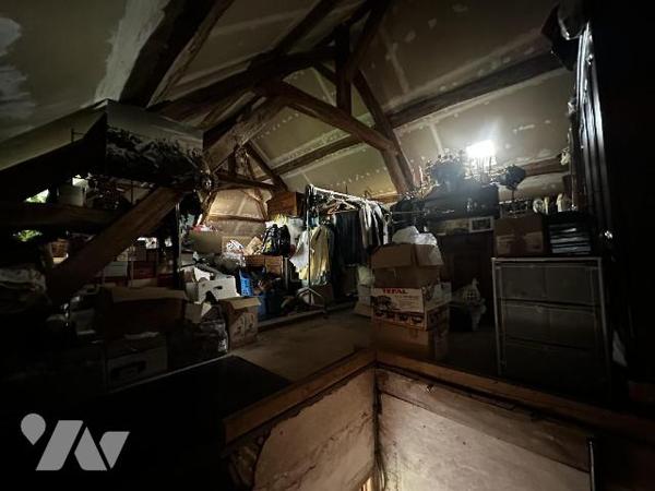 Maison d'habitation comprenant au rez-de-chaussée une entrée desservant un bureau, une chambre....