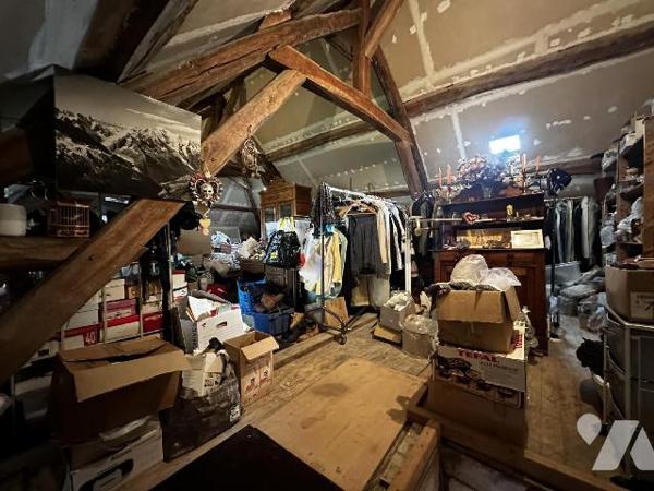 Maison d'habitation comprenant au rez-de-chaussée une entrée desservant un bureau, une chambre....