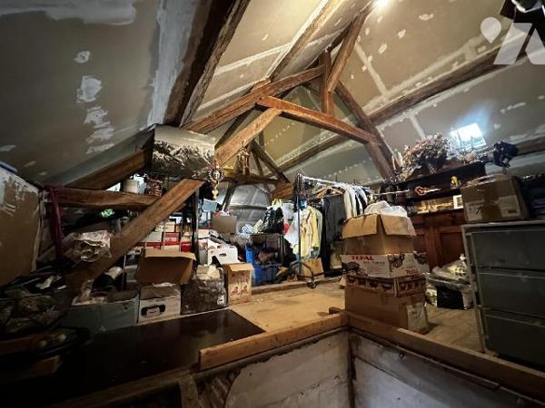 Maison d'habitation comprenant au rez-de-chaussée une entrée desservant un bureau, une chambre....