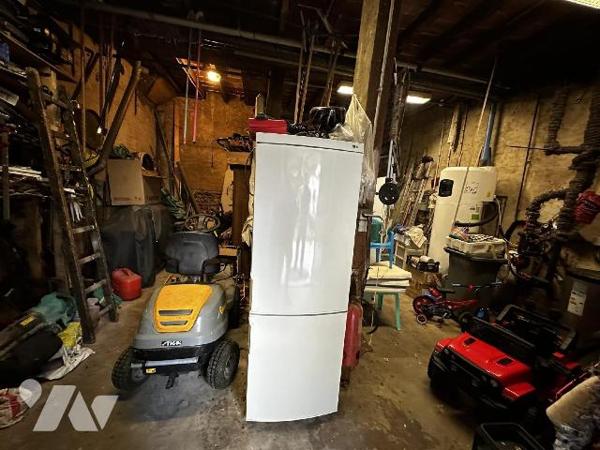 Maison d'habitation comprenant au rez-de-chaussée une entrée desservant un bureau, une chambre....