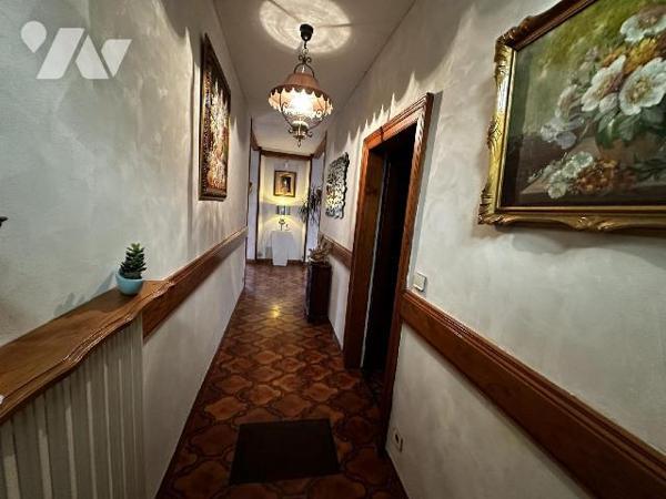 Maison d'habitation comprenant au rez-de-chaussée une entrée desservant un bureau, une chambre....