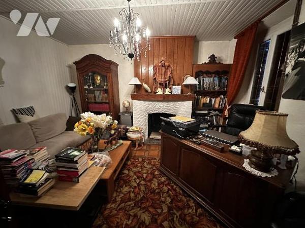 Maison d'habitation comprenant au rez-de-chaussée une entrée desservant un bureau, une chambre....