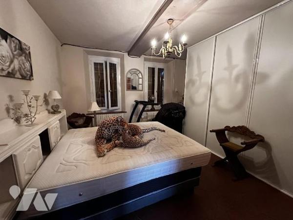 Maison d'habitation comprenant au rez-de-chaussée une entrée desservant un bureau, une chambre....