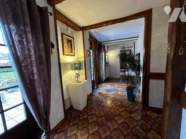 Maison d'habitation comprenant au rez-de-chaussée une entrée desservant un bureau, une chambre....