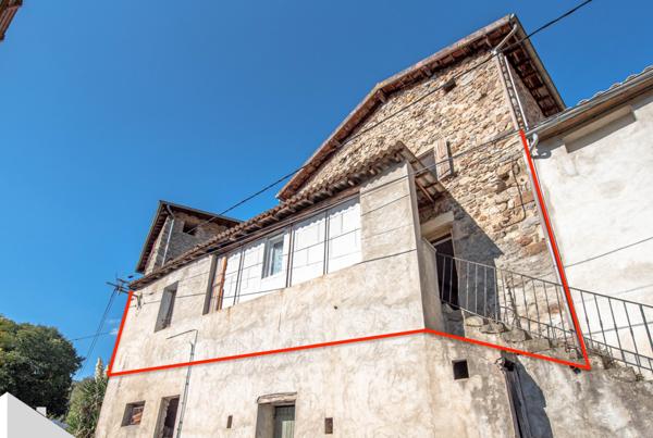 Vals-les-Bains (07600) Maison de village à rénover – à 1,4 km du centre de Vals-les-Bains (07600)