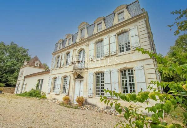 Manoir historique de Bougoiose comprenant une grange, une piscine et 4 hectares de terres mixtes