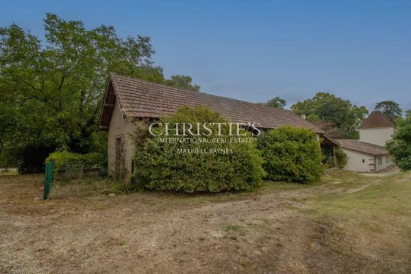 Manoir historique de Bougoiose comprenant une grange, une piscine et 4 hectares de terres mixtes