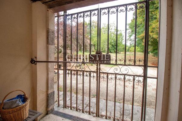 Manoir historique de Bougoiose comprenant une grange, une piscine et 4 hectares de terres mixtes
