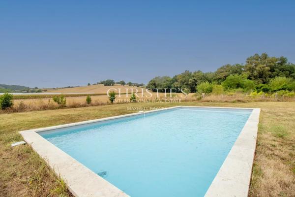 Manoir historique de Bougoiose comprenant une grange, une piscine et 4 hectares de terres mixtes