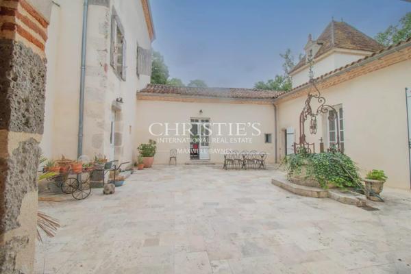 Manoir historique de Bougoiose comprenant une grange, une piscine et 4 hectares de terres mixtes