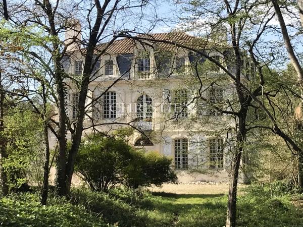 Manoir historique de Bougoiose comprenant une grange, une piscine et 4 hectares de terres mixtes