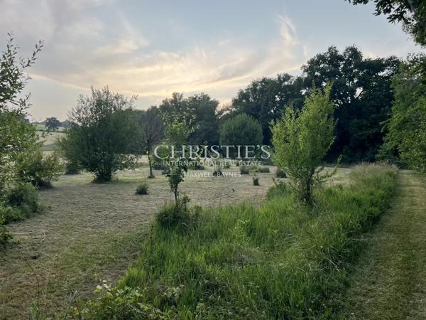 Manoir historique de Bougoiose comprenant une grange, une piscine et 4 hectares de terres mixtes