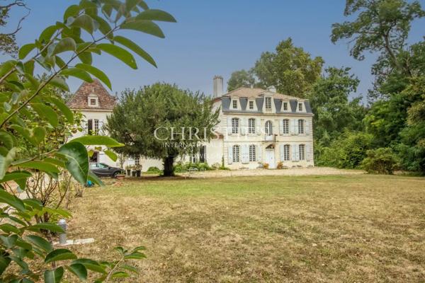 Manoir historique de Bougoiose comprenant une grange, une piscine et 4 hectares de terres mixtes