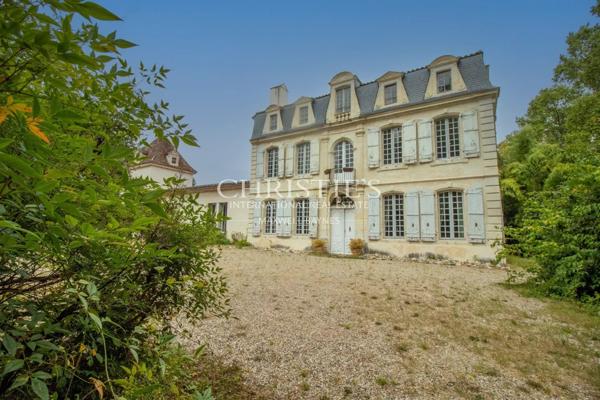 Manoir historique de Bougoiose comprenant une grange, une piscine et 4 hectares de terres mixtes