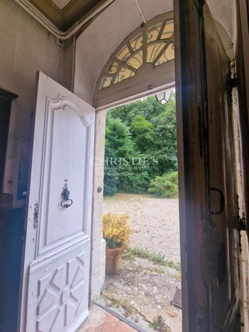 Manoir historique de Bougoiose comprenant une grange, une piscine et 4 hectares de terres mixtes