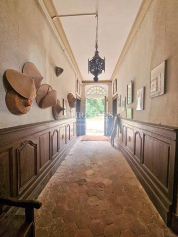 Manoir historique de Bougoiose comprenant une grange, une piscine et 4 hectares de terres mixtes