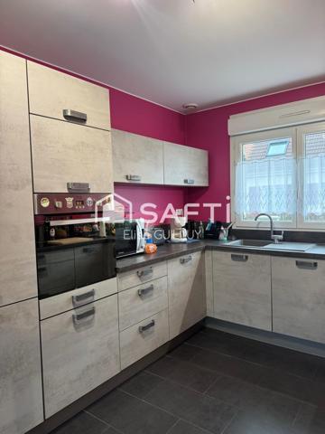 Maison semi mitoyenne 3 chambres, séjour ouvert.