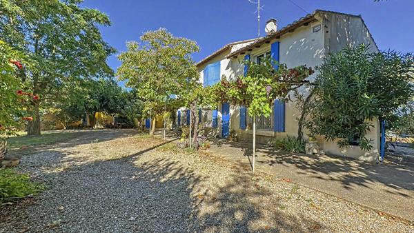 Mas en campagne d'Arles avec habitation familiale, deux gîtes, piscine, dépendances et grand jardin arboré