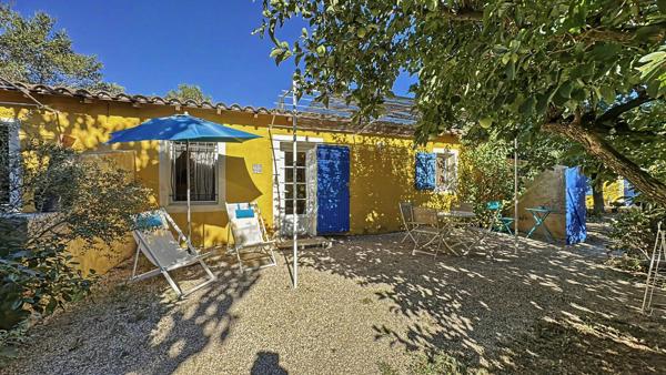 Mas en campagne d'Arles avec habitation familiale, deux gîtes, piscine, dépendances et grand jardin arboré