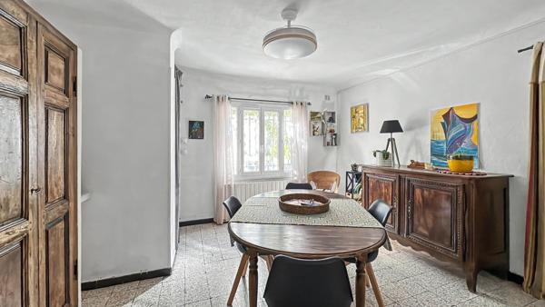 Mas en campagne d'Arles avec habitation familiale, deux gîtes, piscine, dépendances et grand jardin arboré