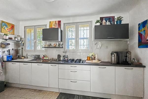 Mas en campagne d'Arles avec habitation familiale, deux gîtes, piscine, dépendances et grand jardin arboré