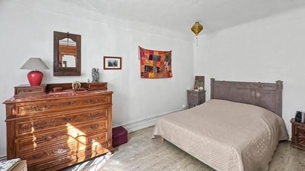 Mas en campagne d'Arles avec habitation familiale, deux gîtes, piscine, dépendances et grand jardin arboré