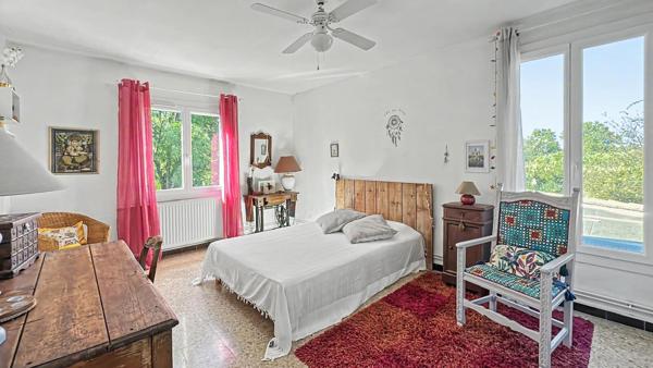 Mas en campagne d'Arles avec habitation familiale, deux gîtes, piscine, dépendances et grand jardin arboré