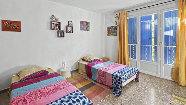 Mas en campagne d'Arles avec habitation familiale, deux gîtes, piscine, dépendances et grand jardin arboré