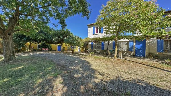 Mas en campagne d'Arles avec habitation familiale, deux gîtes, piscine, dépendances et grand jardin arboré
