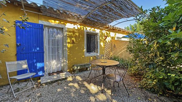 Mas en campagne d'Arles avec habitation familiale, deux gîtes, piscine, dépendances et grand jardin arboré