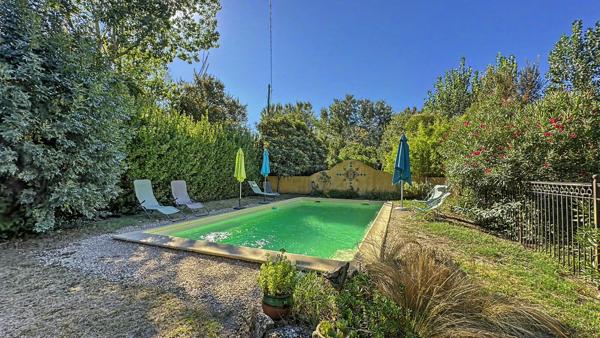 Mas en campagne d'Arles avec habitation familiale, deux gîtes, piscine, dépendances et grand jardin arboré