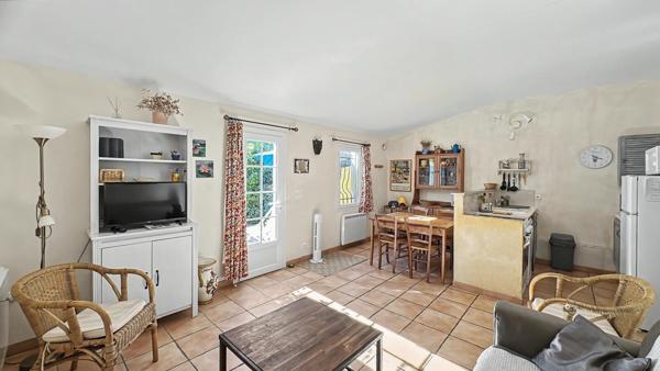 Mas en campagne d'Arles avec habitation familiale, deux gîtes, piscine, dépendances et grand jardin arboré